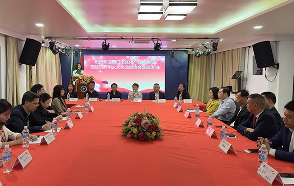 當(dāng)?shù)貢r(shí)間6月11日，由廈門市委常委、宣傳部部長(zhǎng)吳子?xùn)|率領(lǐng)的廈門市文化產(chǎn)業(yè)代表團(tuán)來(lái)到巴西華人文化交流協(xié)會(huì)會(huì)館交流訪問，與里約熱內(nèi)盧僑界舉行座談。謝照攝