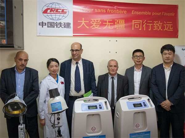 中國(guó)鐵建阿爾及利亞公司向當(dāng)?shù)蒯t(yī)院捐贈(zèng)醫(yī)療物資。鐵建國(guó)際供圖