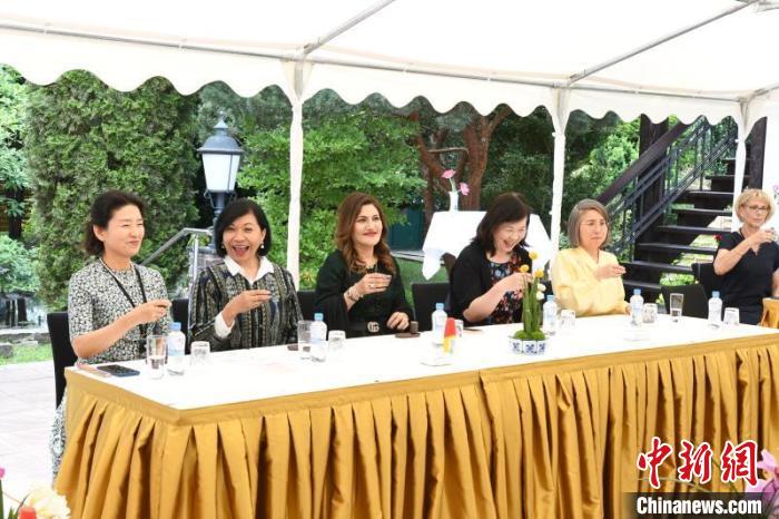 圖為嘉賓品味烏龍茶?！“亓种袊幕行墓﹫D。