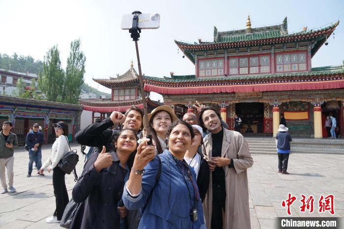 圖為外國記者在塔爾寺合影。　馬銘言 攝