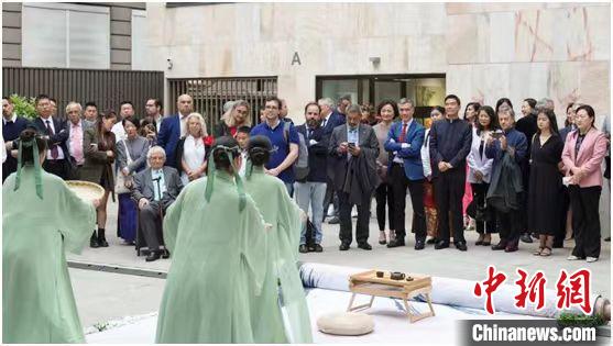 嘉賓觀看茶舞表演。　信陽市委宣傳部供圖