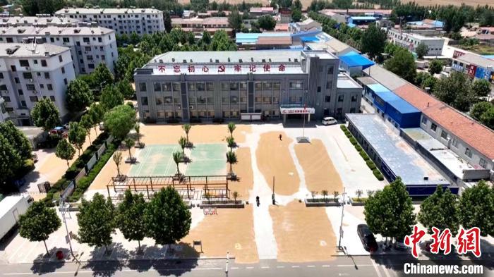 德州陵城區(qū)開(kāi)放1297處鎮(zhèn)村公共場(chǎng)地，緩解農(nóng)民曬糧難題?！×瓿菂^(qū)委宣傳部供圖