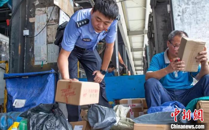 肥東縣公安局針對劇毒化學(xué)品和易制爆危險化學(xué)品生產(chǎn)企業(yè)開展安全檢查工作?！『戏示焦﹫D