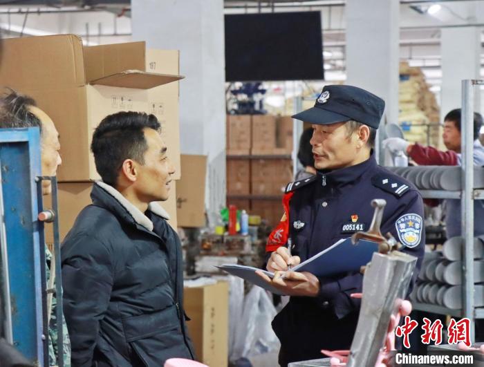 3月30日，大興派出所民警來到轄區(qū)中小企業(yè)，開展“為民為企為項目”走訪活動?！『戏示焦﹫D