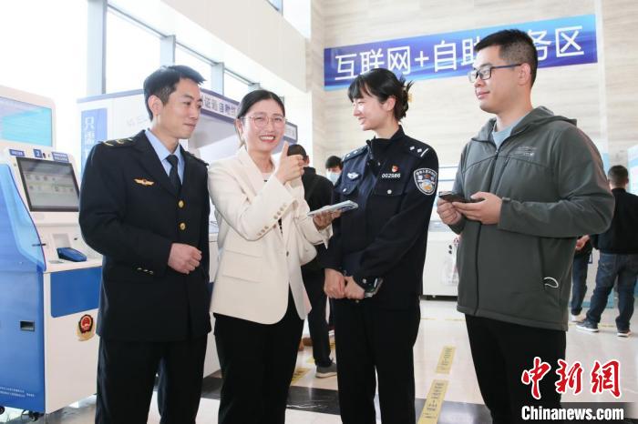 4月10日，安徽合肥，一家運輸企業(yè)負(fù)責(zé)人在工作人員的指導(dǎo)下，使用小程序辦理車管業(yè)務(wù)?！『戏示焦﹫D