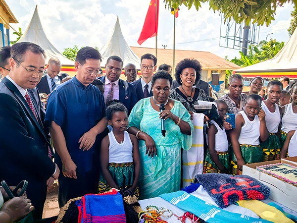 中國駐烏干達(dá)大使張利忠（右二）出席活動(dòng)。 田雨攝
