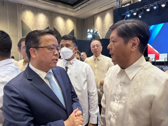 黃溪連大使與菲律賓總統(tǒng)馬科斯在會場上交談。中國駐菲律賓大使館供圖
