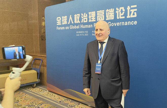 聯(lián)合國(guó)經(jīng)濟(jì)、社會(huì)及文化權(quán)利委員會(huì)副主席兼報(bào)告員、莫斯科國(guó)際關(guān)系學(xué)院國(guó)際法系主任阿斯蘭·阿巴希澤接受人民網(wǎng)記者采訪。圖片來(lái)源：視頻截圖