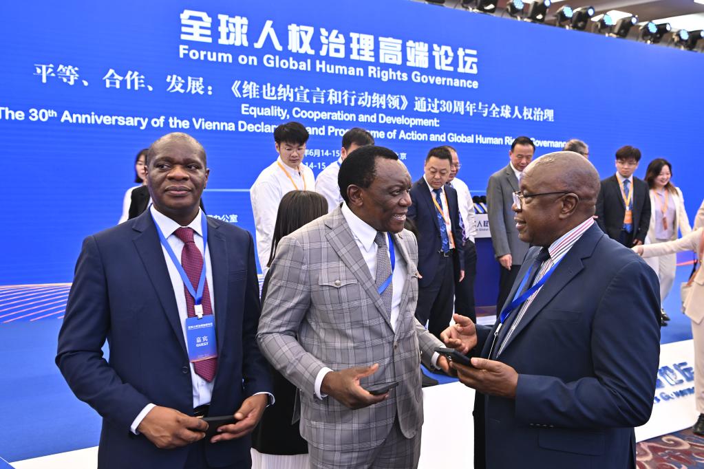 6月14日，與會(huì)者在論壇現(xiàn)場(chǎng)交流。新華社記者 李鑫 攝