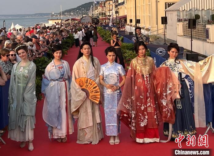 當(dāng)?shù)貢r(shí)間6月16日，2023年卡布爾電影節(jié)中國(guó)日活動(dòng)舉行?！≈鬓k方供圖