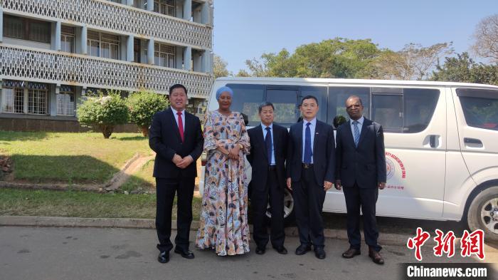 捐贈儀式現(xiàn)場?！∈茉L者供圖