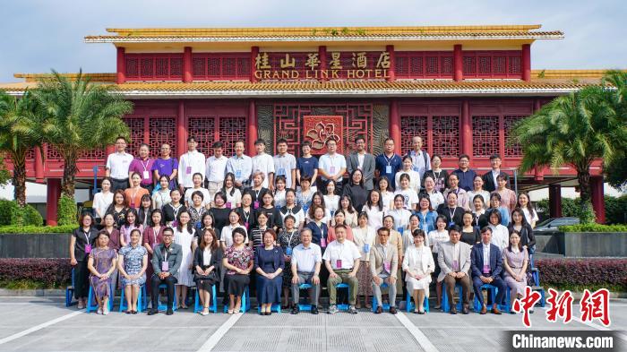 與會嘉賓合影留念?！×_詩慶 攝