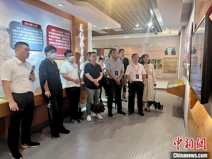 與會人員在后陳村走訪。　董易鑫 攝