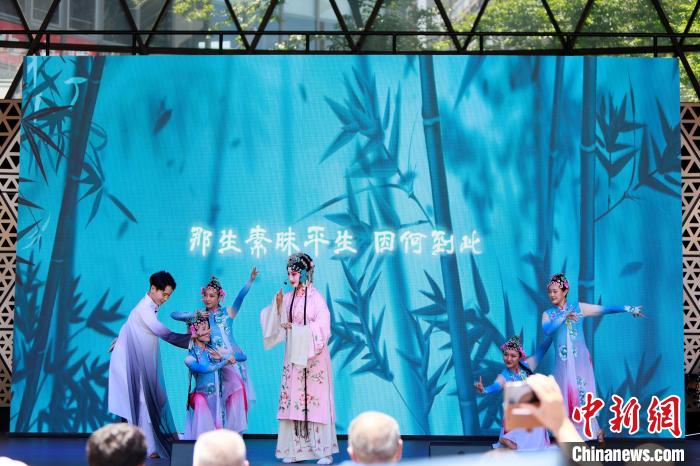 開幕式上舞臺展演之一《水舞昆韻》。