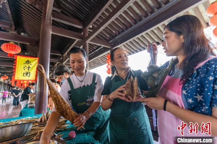 包粽子現(xiàn)場。　忻之承 攝