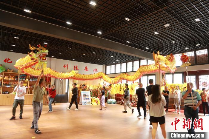 臺胞臺屬體驗舞龍?！≈芪的裙﹫D