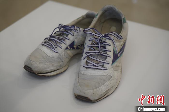 圖為展出的韓國前總統(tǒng)金泳三曾使用的慢跑鞋?！⑿?攝