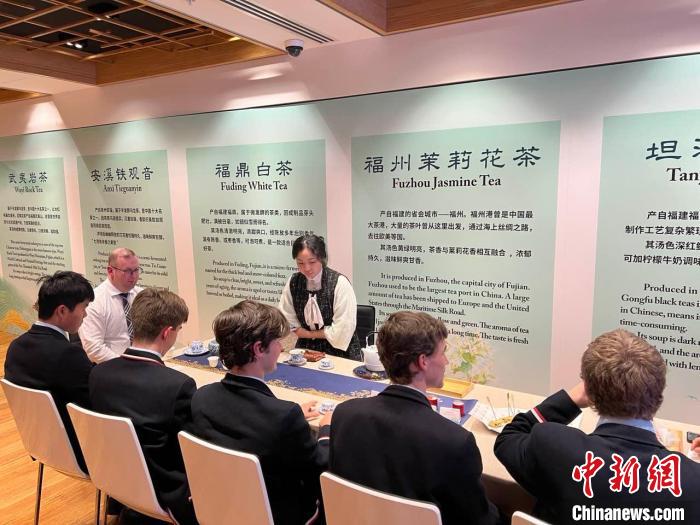 澳大利亞悉尼中學(xué)生參加“茶和天下”雅集文化體驗活動。　顧時宏 攝