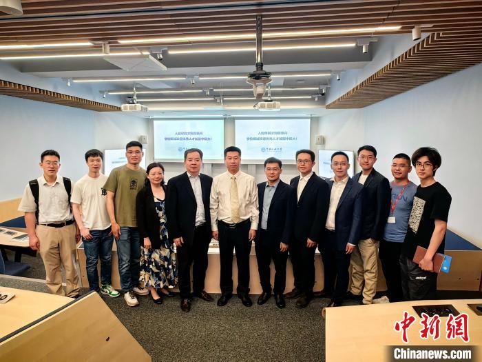 中國(guó)民航大學(xué)代表團(tuán)在英交流情況?！≈鬓k方提供