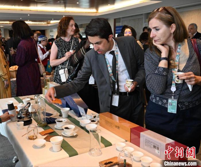 現(xiàn)場觀眾觀看中國展臺茶藝表演、了解茶文化?！【笜?攝