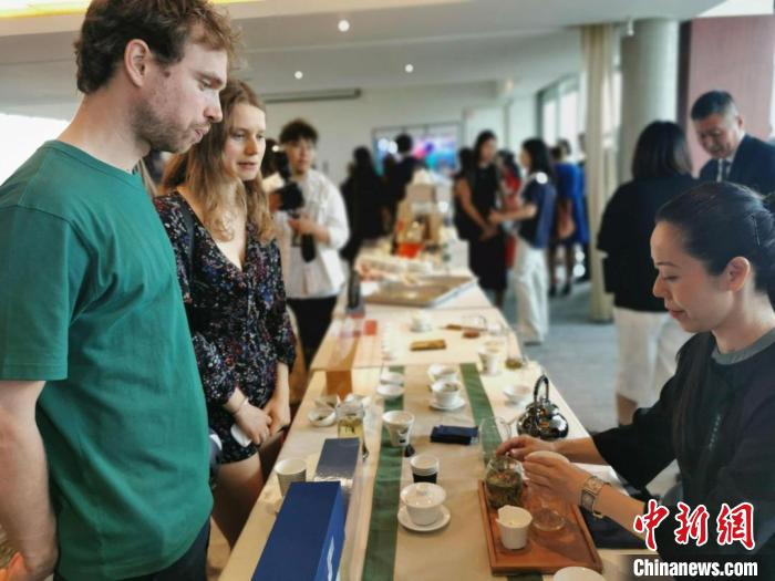 現(xiàn)場觀眾觀看中國展臺茶藝表演、了解茶文化?！【笜?攝