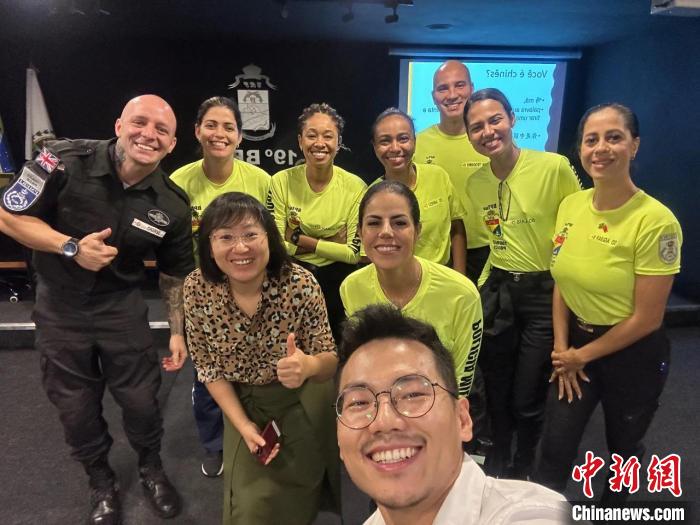 里約旅游警察上中文課?！±锛s熱內(nèi)盧天主教大學(xué)孔子學(xué)院供圖