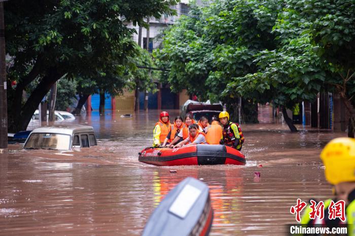 7月4日，萬州區(qū)五橋街道，消防救援人員用沖鋒舟救援轉(zhuǎn)運(yùn)被困群眾。　冉孟軍 攝