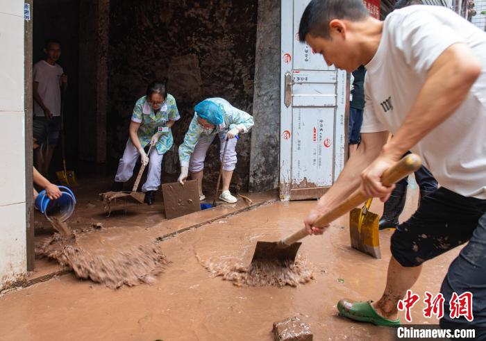 7月4日，萬州區(qū)五橋街道，洪水退去后，居民開展清淤工作?！∪矫宪?攝