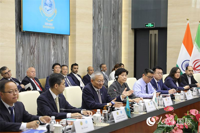 上合組織秘書(shū)長(zhǎng)張明發(fā)表講話(huà)。人民網(wǎng) 俄布拉依攝