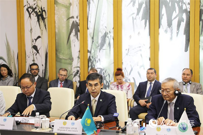 哈薩克斯坦常駐上合組織秘書(shū)處代表努爾蘭·阿科什卡羅夫介紹哈薩克斯坦接任輪值主席國(guó)后的優(yōu)先工作。人民網(wǎng) 俄布拉依攝