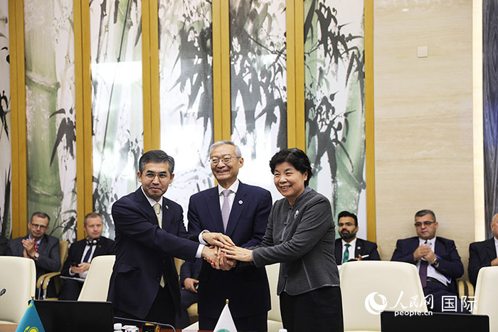 上合組織秘書(shū)處、哈駐華使館、上合組織睦鄰友好合作委員會(huì)簽署《聯(lián)合行動(dòng)計(jì)劃》。人民網(wǎng) 俄布拉依攝