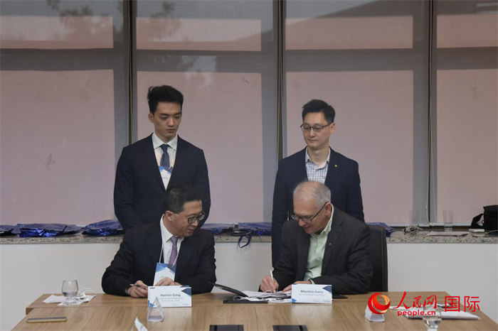 座談交流會上，中歐校友醫(yī)療健康產(chǎn)業(yè)協(xié)會與奧斯瓦爾多·克魯茲基金會簽署了合作備忘錄。人民網(wǎng)記者 時(shí)元皓攝