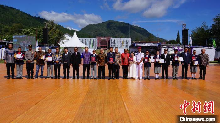 嘉賓為優(yōu)秀畢業(yè)生頒發(fā)榮譽(yù)證書。牛海濤攝