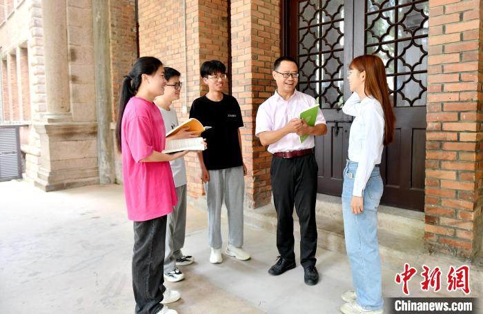 7月4日，臺(tái)灣教師陳昭志正在和學(xué)生交流。　呂明 攝