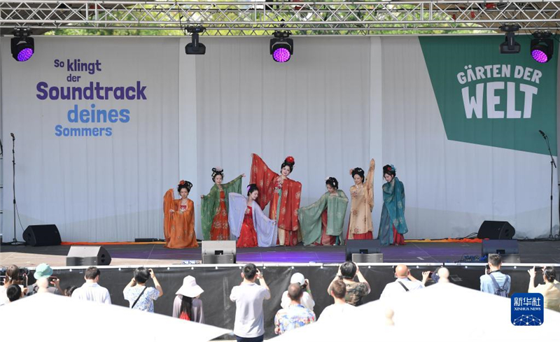 7月8日，在德國柏林世界公園，漢服愛好者進(jìn)行漢服展示。新華社記者 任鵬飛 攝