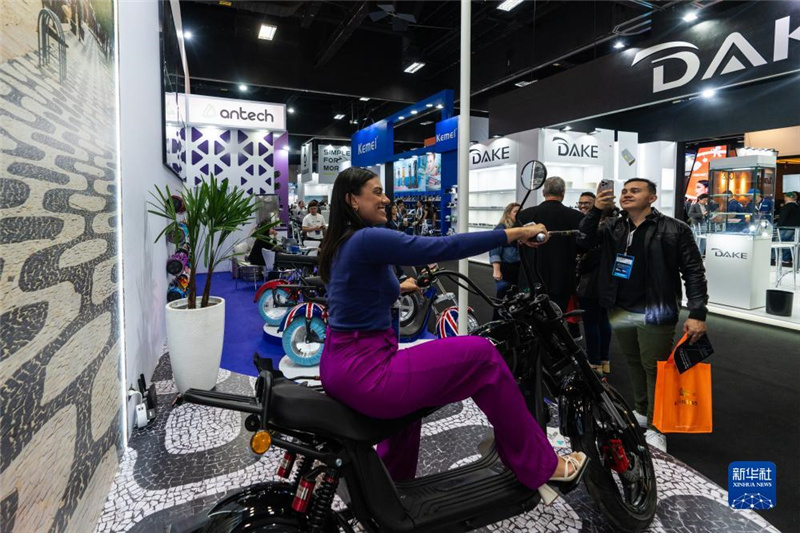 7月10日，在巴西圣保羅舉行的國(guó)際消費(fèi)類(lèi)電子及家用電器產(chǎn)品展覽會(huì)上，參觀者體驗(yàn)一款電動(dòng)自行車(chē)。新華社記者 王天聰 攝