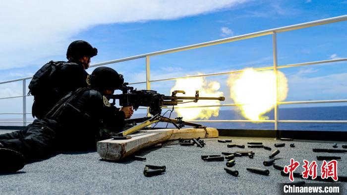 “和平方舟”號醫(yī)院船在西太平洋海域進(jìn)行反恐反海盜演練。圖為火力組隊(duì)員進(jìn)行警告射擊?！⌒煳?攝