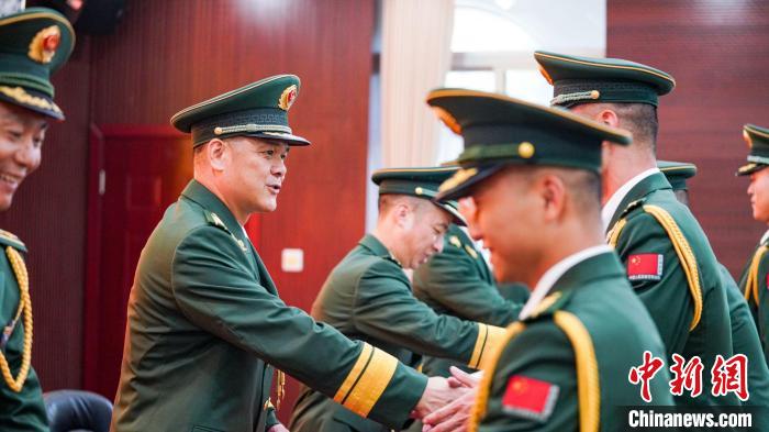 首長為晉銜官兵頒發(fā)任命狀?！堨狭?攝