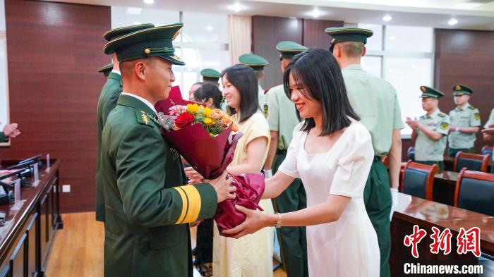 軍屬向晉升警官獻(xiàn)花?！堨狭?攝