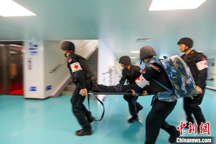 “和平方舟”號醫(yī)院船在西太平洋海域進行反恐反海盜演練。圖為醫(yī)療救護組在轉(zhuǎn)運“傷員”?！⌒煳?攝