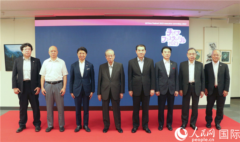 主辦方代表合影。人民網 許可攝