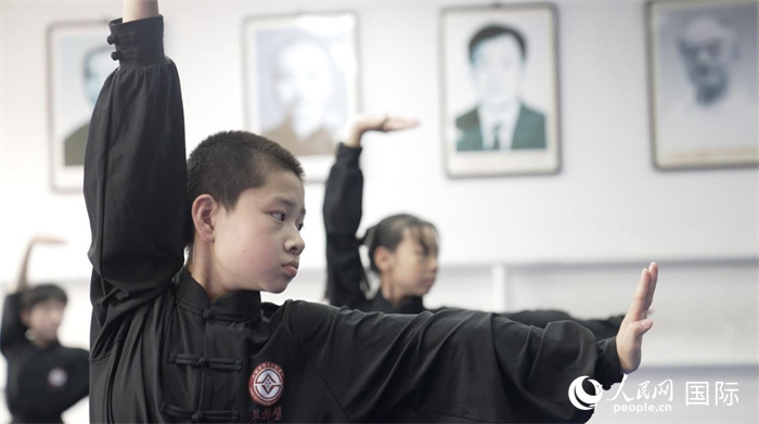 正在練習(xí)劈掛拳的武術(shù)學(xué)童。人民網(wǎng)記者 袁蒙攝