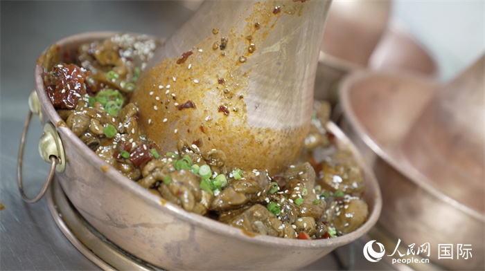 滄州火鍋雞。人民網(wǎng)記者 袁蒙攝