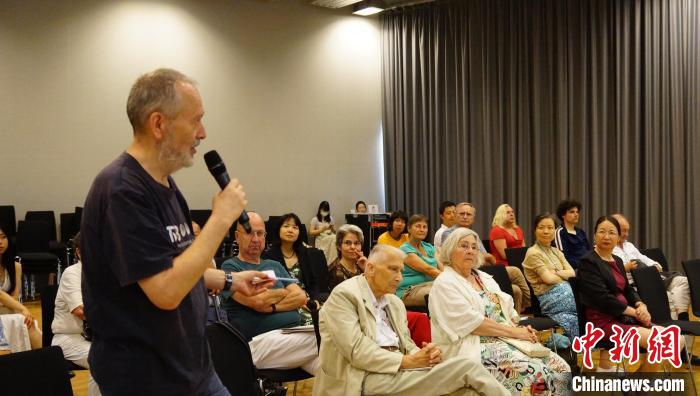圖為現(xiàn)場觀眾提問?！“亓种袊幕行墓﹫D