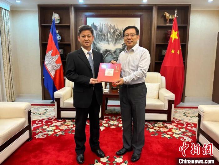 7月12日下午，中國(guó)駐柬埔寨大使王文天在金邊會(huì)見(jiàn)援柬中醫(yī)醫(yī)療隊(duì)?！≈袊?guó)駐柬埔寨大使館微信公眾號(hào) 攝