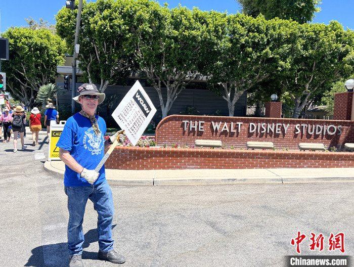 當(dāng)?shù)貢r(shí)間7月14日上午，華納兄弟、迪士尼等美國影視娛樂產(chǎn)業(yè)巨頭總部門前，有成百上千的人高舉“罷工”標(biāo)語牌游行示威。由于未能與美國電影和電視制片人聯(lián)盟(AMPTP)就新合同達(dá)成協(xié)議，擁有約16萬名會(huì)員的好萊塢三大工會(huì)之一美國影視演員協(xié)會(huì)(SAG-AFTRA)發(fā)起罷工，于14日起在洛杉磯和紐約的十余家制片公司外示威游行。 <a target='_blank' href='/'><p  align=