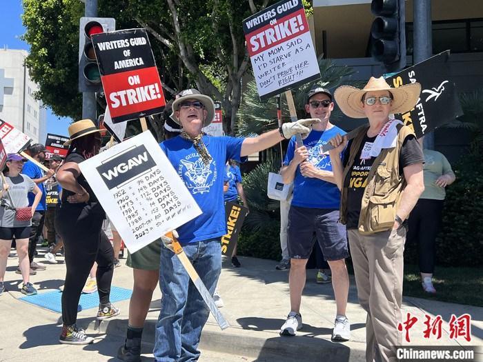 當(dāng)?shù)貢r(shí)間7月14日上午，華納兄弟、迪士尼等美國影視娛樂產(chǎn)業(yè)巨頭總部門前，有成百上千的人高舉“罷工”標(biāo)語牌游行示威。由于未能與美國電影和電視制片人聯(lián)盟(AMPTP)就新合同達(dá)成協(xié)議，擁有約16萬名會(huì)員的好萊塢三大工會(huì)之一美國影視演員協(xié)會(huì)(SAG-AFTRA)發(fā)起罷工，于14日起在洛杉磯和紐約的十余家制片公司外示威游行。 <a target='_blank' href='/'><p  align=