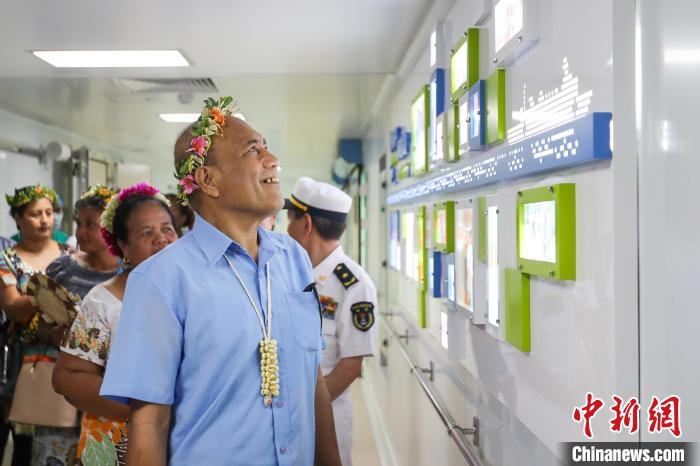 基里巴斯總統(tǒng)等政要參觀海上醫(yī)院?！⌒煳?攝