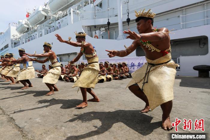 基方民眾表演當?shù)靥厣璧?，歡迎“和平方舟”號醫(yī)院船來訪?！⌒煳?攝