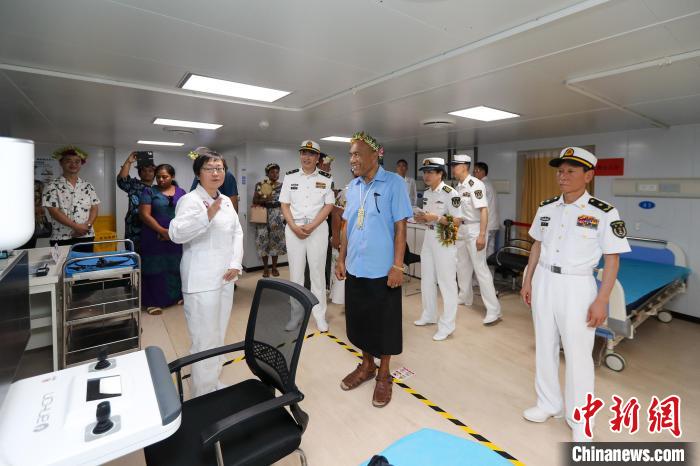 基里巴斯總統(tǒng)等政要參觀海上醫(yī)院?！⌒煳?攝